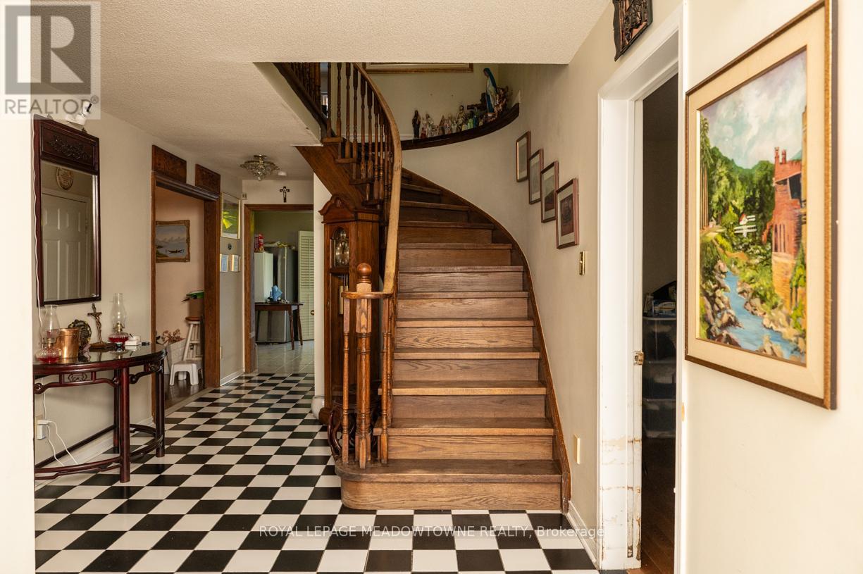 9 Hanna Avenue, Richmond Hill, Ontario  L4B 1Y6 - Photo 4 - N12762230