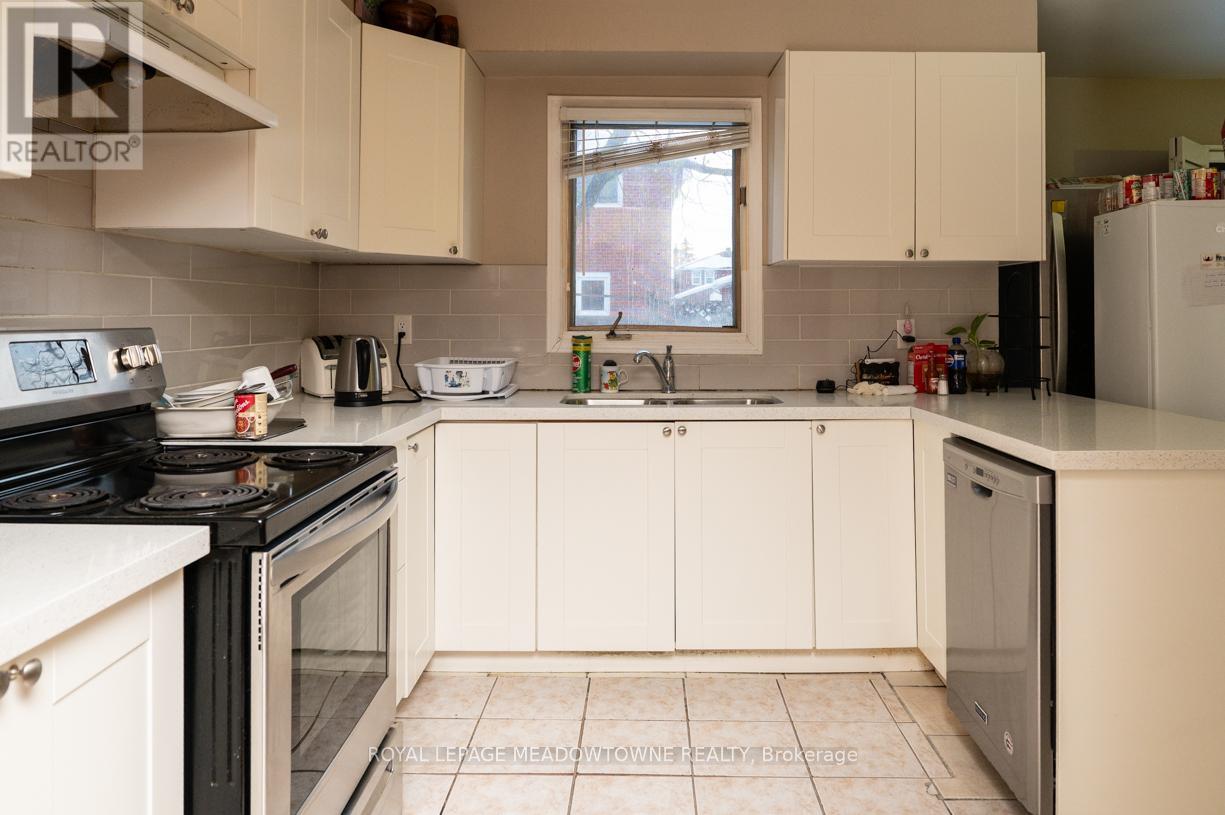 9 Hanna Avenue, Richmond Hill, Ontario  L4B 1Y6 - Photo 8 - N12762230