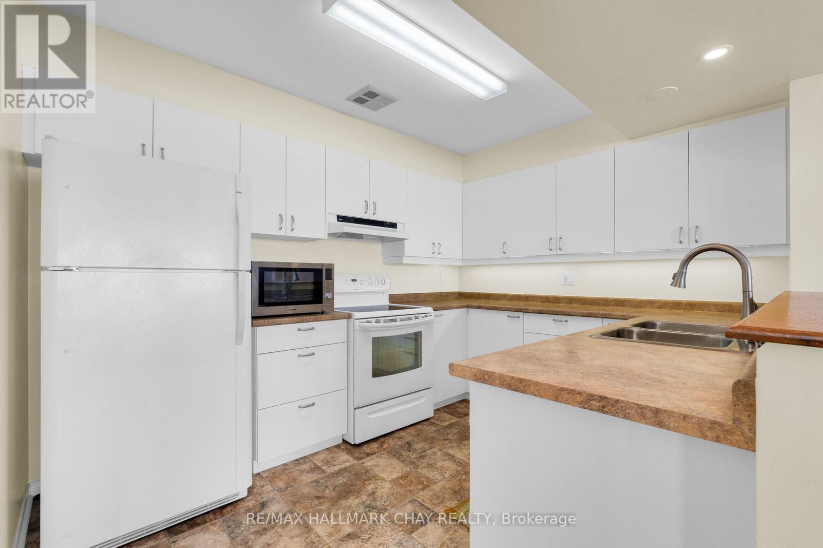 103 - 21 Kempenfelt Drive, Barrie (North Shore), Ontario  L4M 1B8 - Photo 9 - S12762166