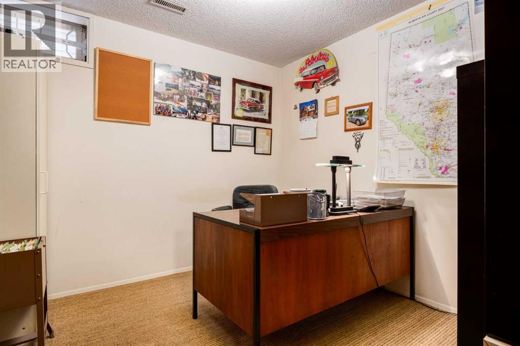 21 Midridge Green Se, Calgary, Alberta  T2X 1C9 - Photo 31 - A2278195