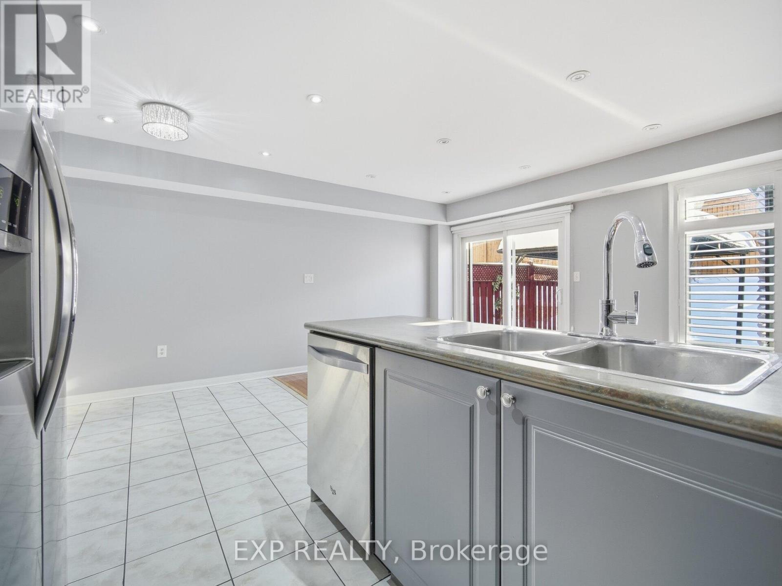 48 Mount Ranier Crescent, Brampton, Ontario  L6R 2K9 - Photo 17 - W12761958