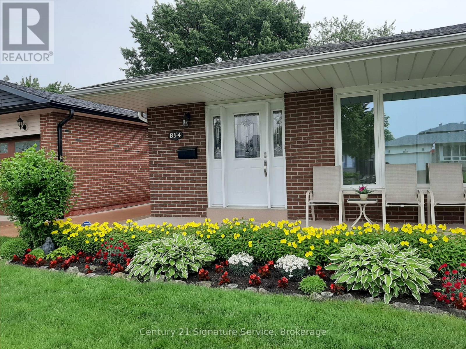 854 Forestwood Drive, Mississauga, Ontario  L5C 1G8 - Photo 2 - W12761992