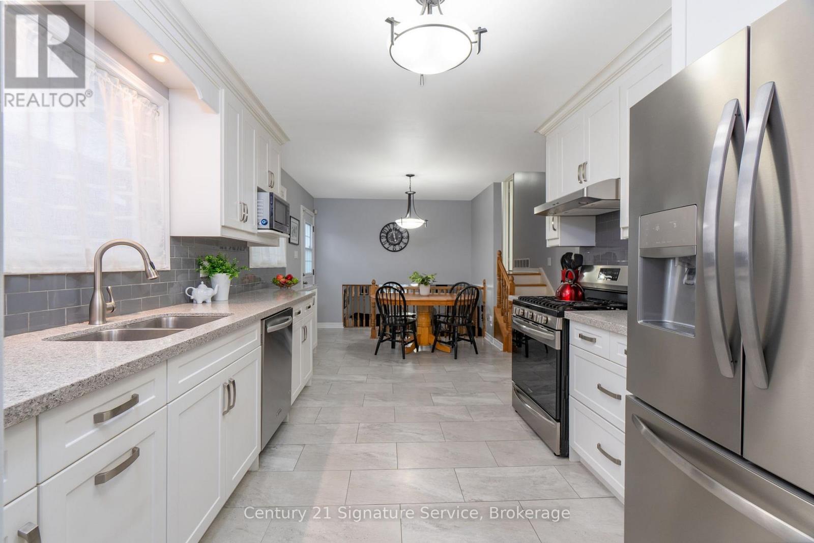 854 Forestwood Drive, Mississauga, Ontario  L5C 1G8 - Photo 4 - W12761992