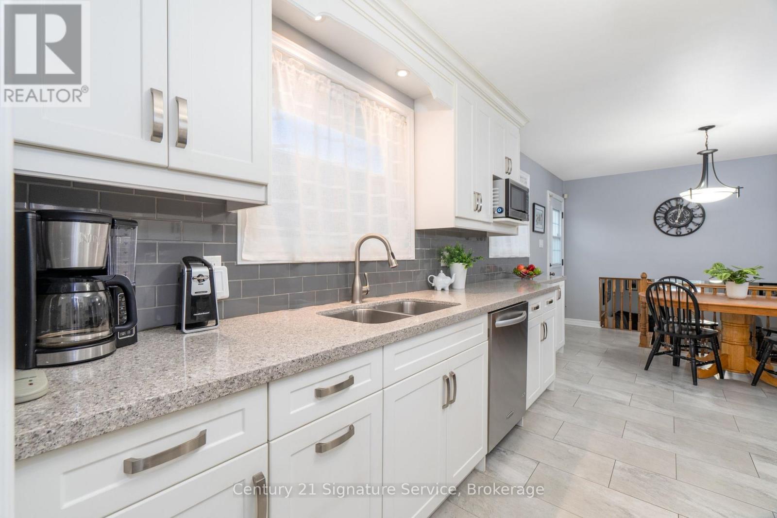 854 Forestwood Drive, Mississauga, Ontario  L5C 1G8 - Photo 5 - W12761992