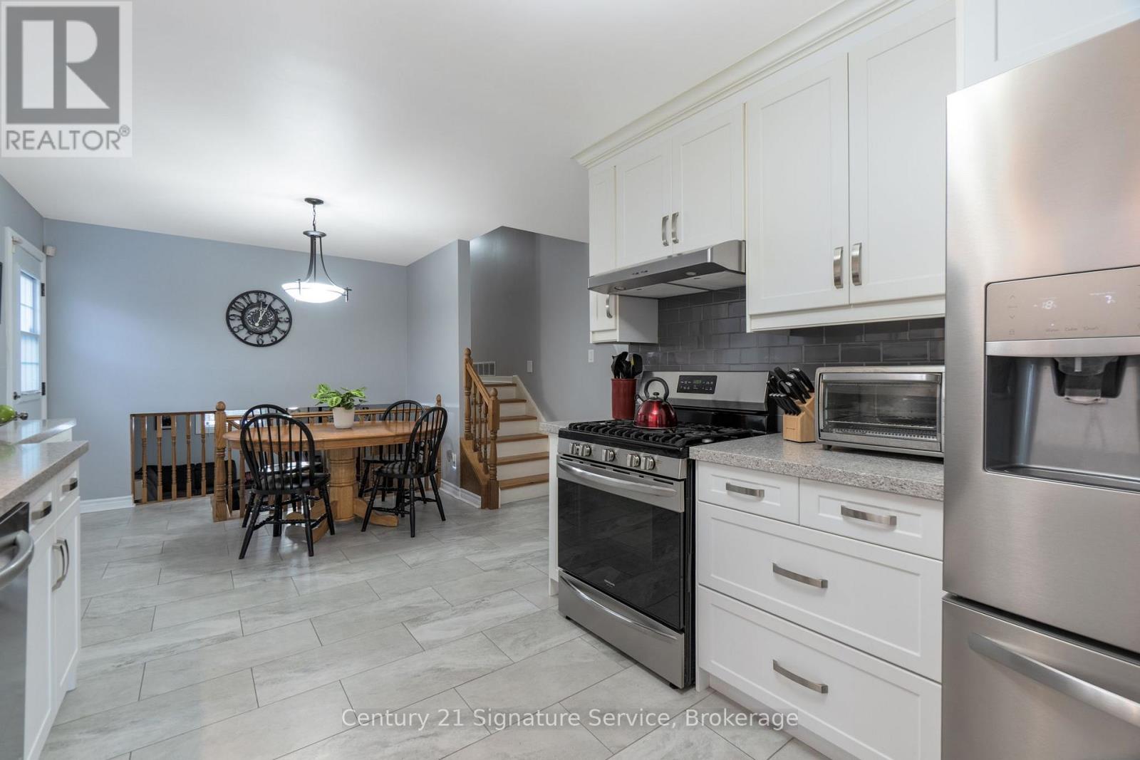 854 Forestwood Drive, Mississauga, Ontario  L5C 1G8 - Photo 6 - W12761992