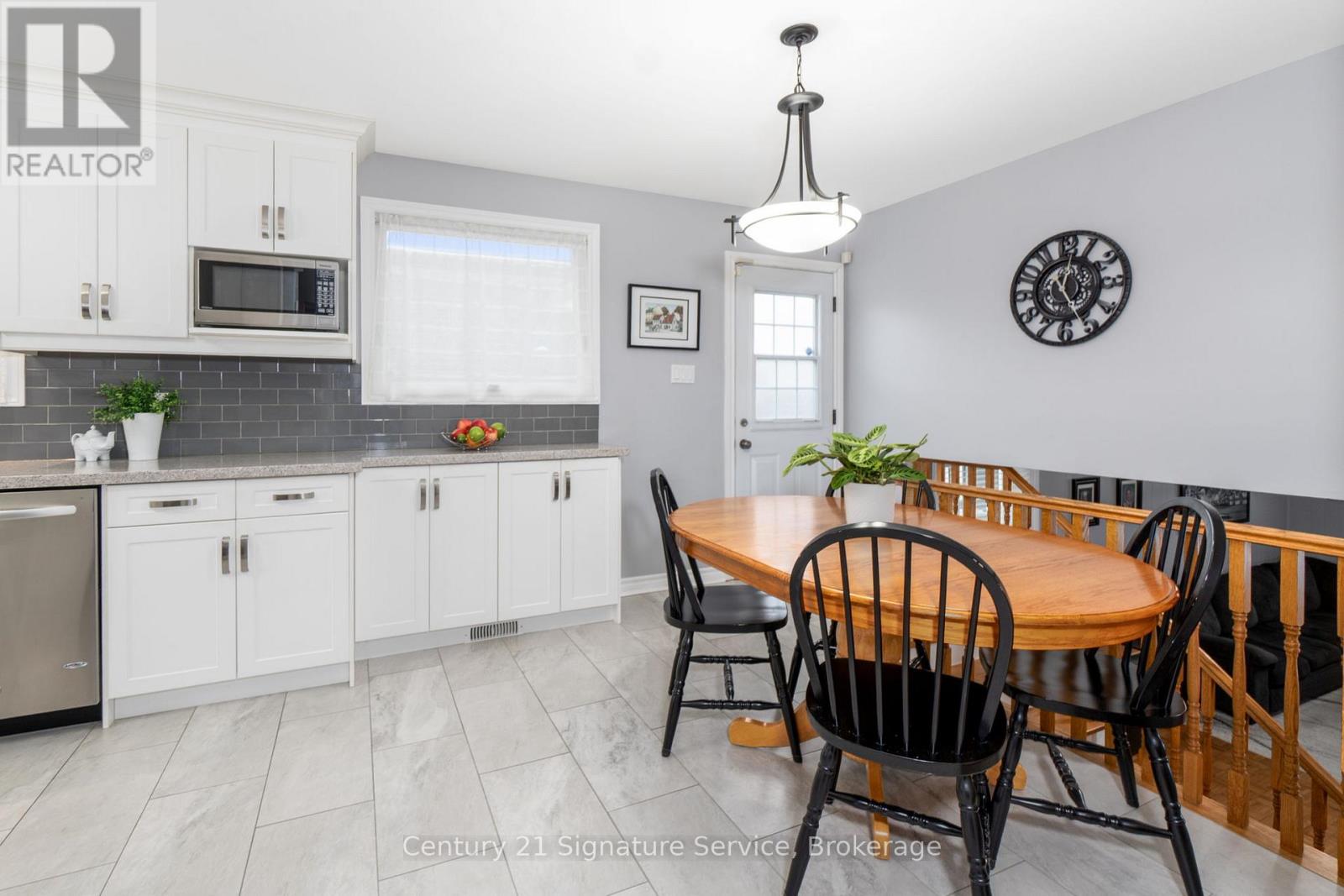 854 Forestwood Drive, Mississauga, Ontario  L5C 1G8 - Photo 7 - W12761992