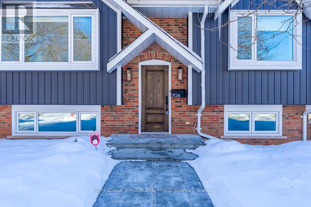 704 Francis Road, Burlington, Ontario  L7T 3X7 - Photo 3 - W12762068