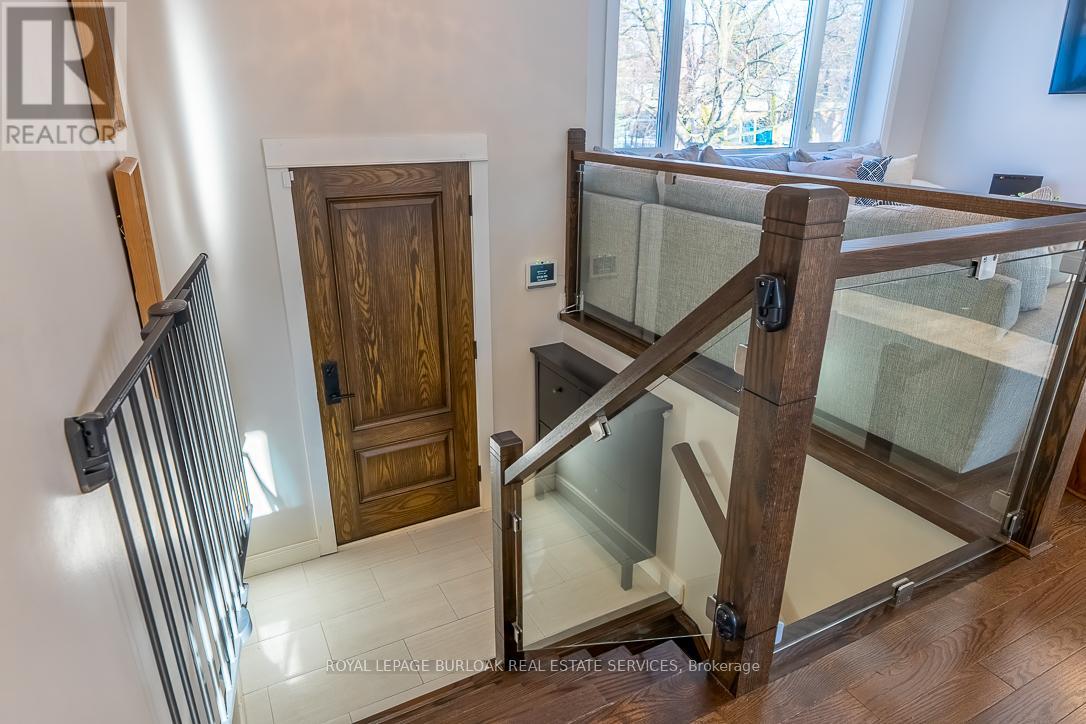 704 Francis Road, Burlington, Ontario  L7T 3X7 - Photo 4 - W12762068