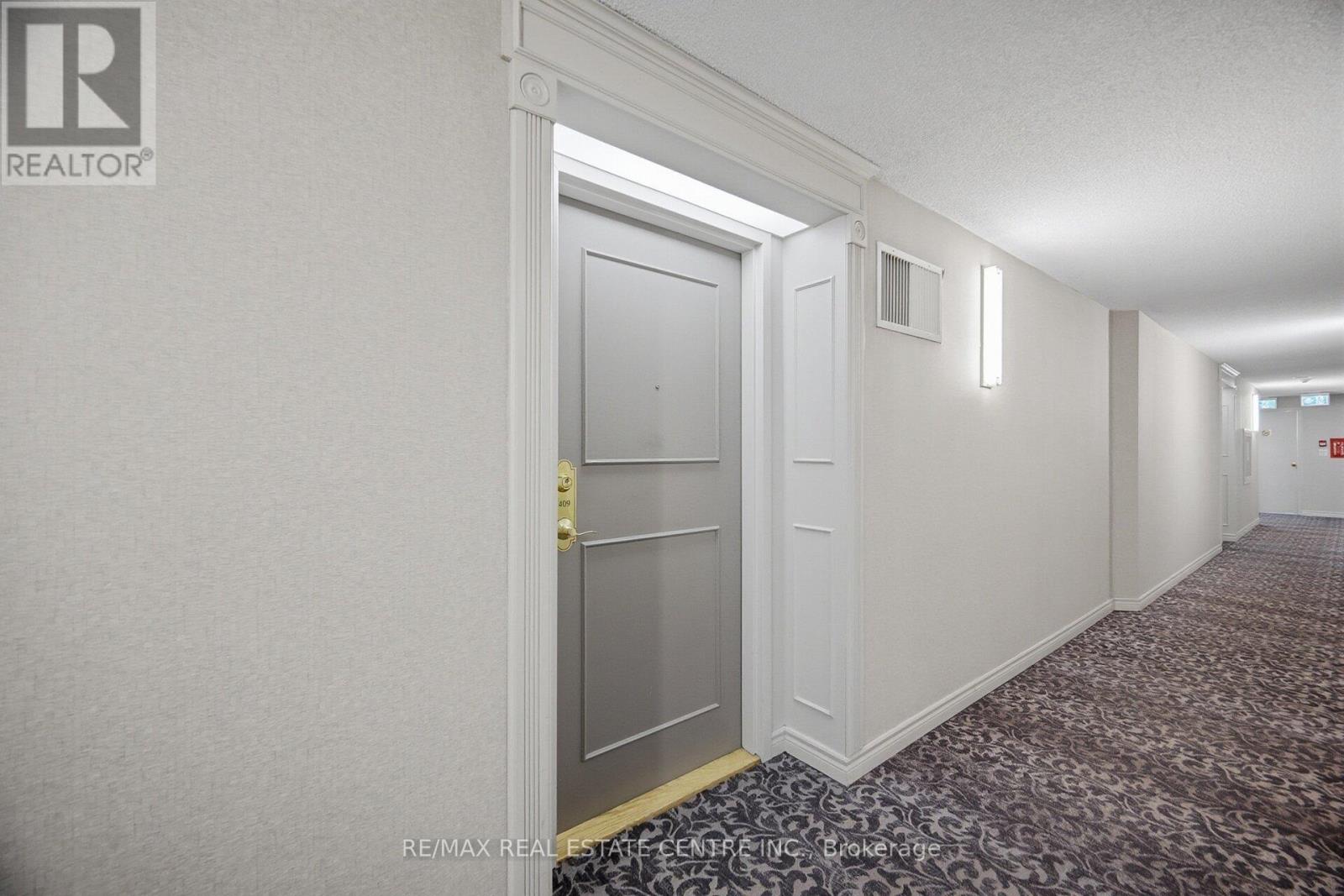 409 - 155 Hillcrest Avenue, Mississauga, Ontario  L5B 3Z2 - Photo 4 - W12762102