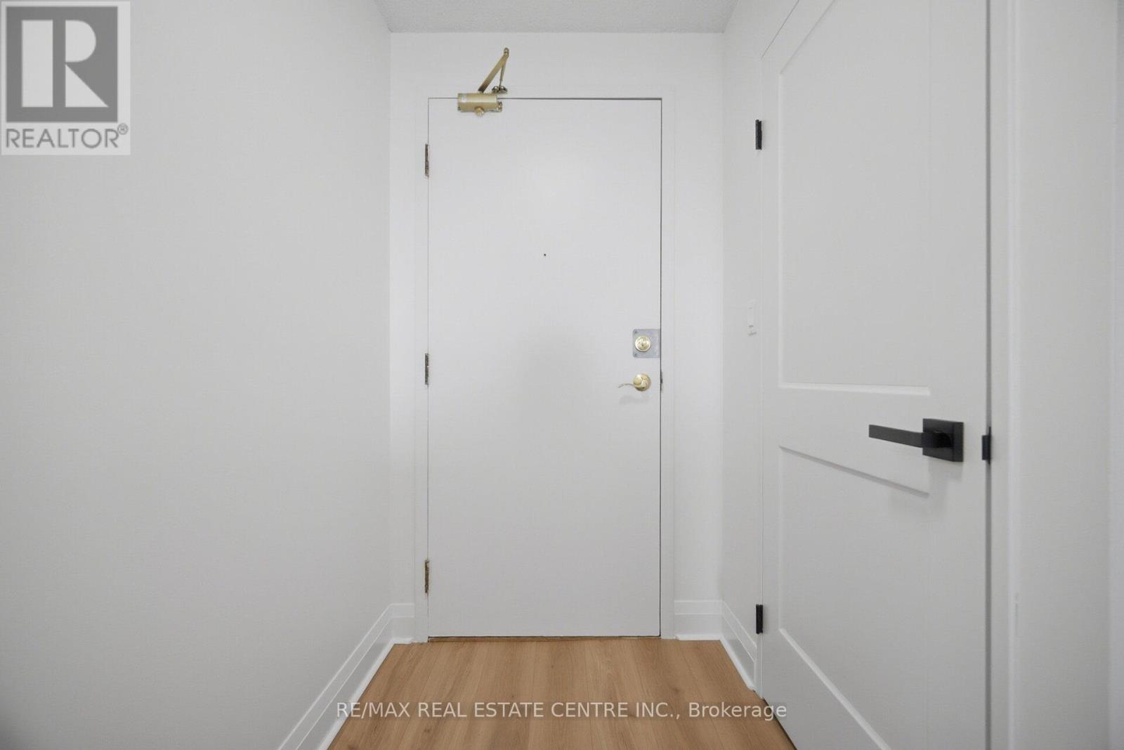 409 - 155 Hillcrest Avenue, Mississauga, Ontario  L5B 3Z2 - Photo 5 - W12762102