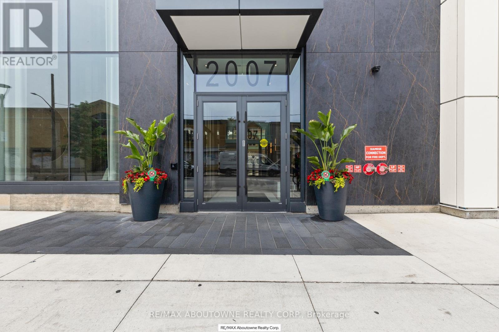 307 - 2007 James Street, Burlington, Ontario  L7R 0G7 - Photo 4 - W12762126