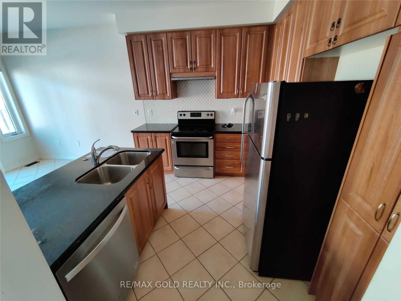 6 Antoine Street, Brampton, Ontario  L7A 0G4 - Photo 5 - W12762284