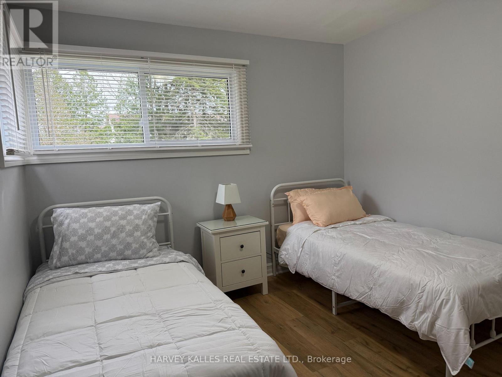 1330 Highbury Avenue N, London East, Ontario  N5Y 4W9 - Photo 4 - X12762288