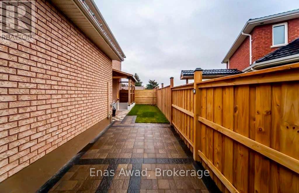 113b Metcalfe Drive, Bradford West Gwillimbury, Ontario  L3Z 3C6 - Photo 7 - N12762524