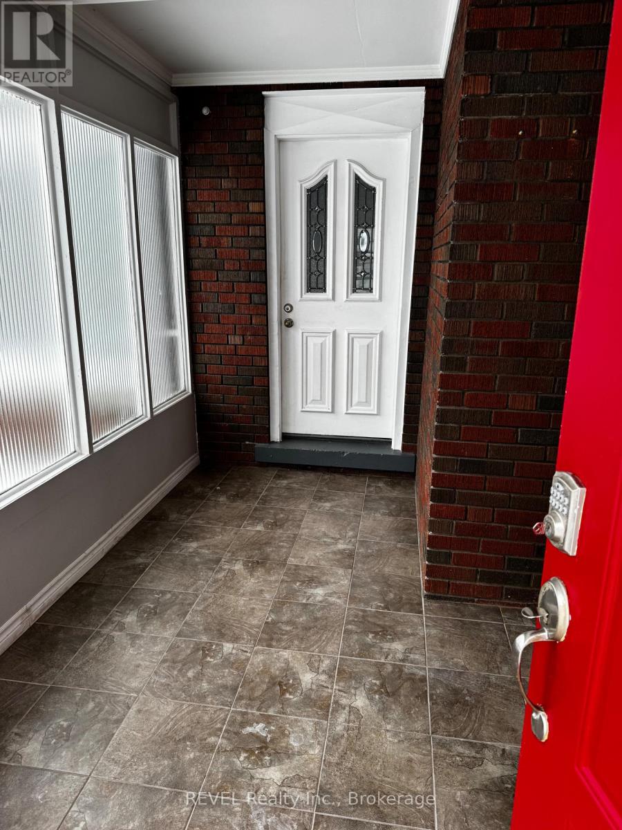 Main Floor - 7792 Wilson Crescent, Niagara Falls, Ontario  L2G 4S4 - Photo 3 - X12762528