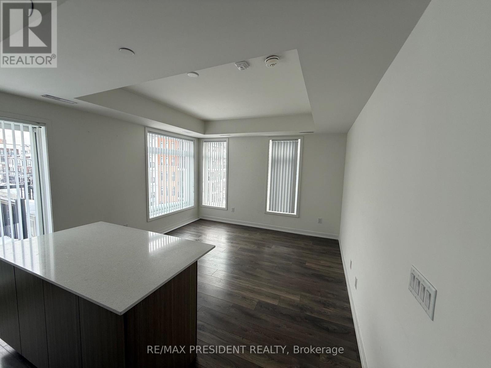 402 - 130 Canon Jackson Drive, Toronto, Ontario  M6M 0B7 - Photo 2 - W12756780