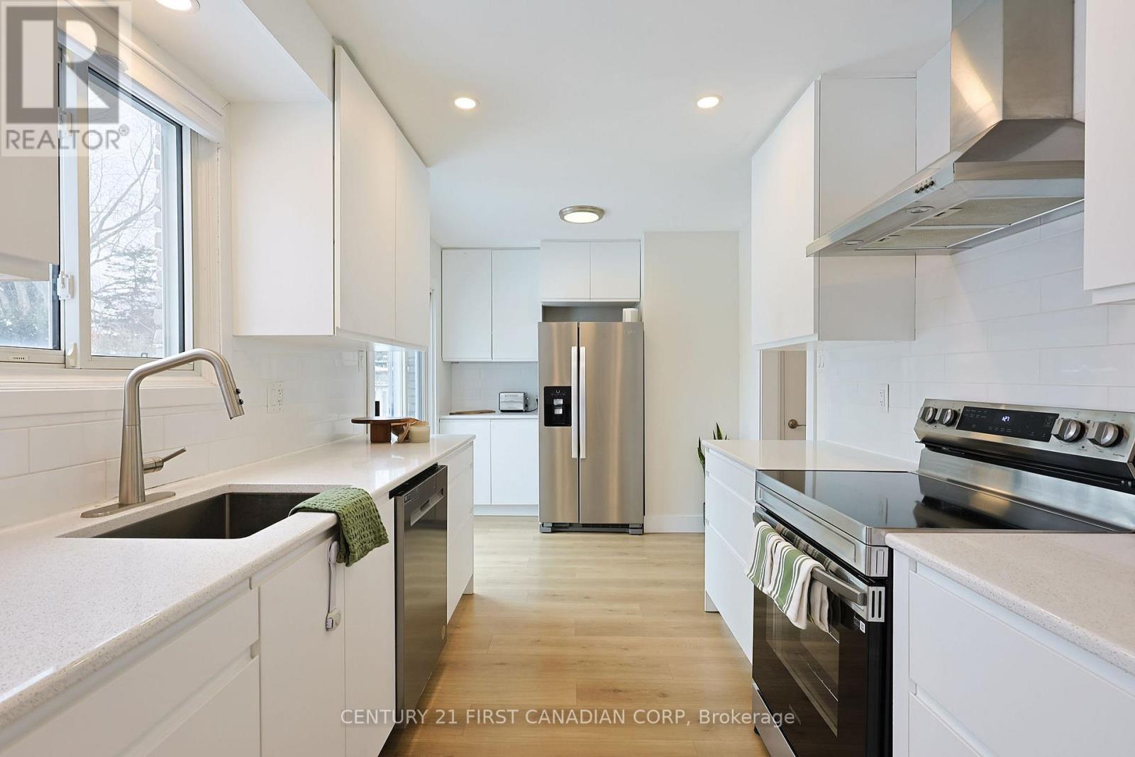 Photo 7 of 41 for 696 Griffith Street