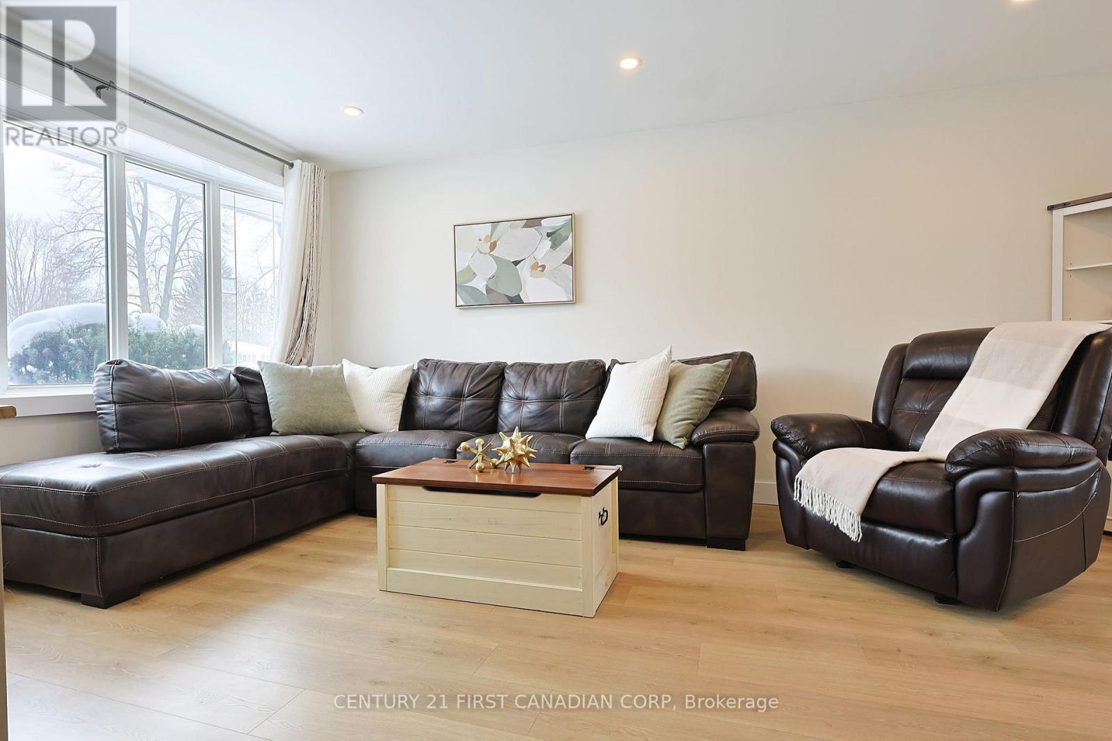 696 Griffith Street, London South, Ontario  N6K 2W4 - Photo 3 - X12761364