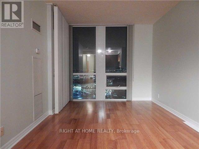 1810 - 220 Burnhamthorpe Road W, Mississauga, Ontario  L5B 3Y5 - Photo 2 - W12762572