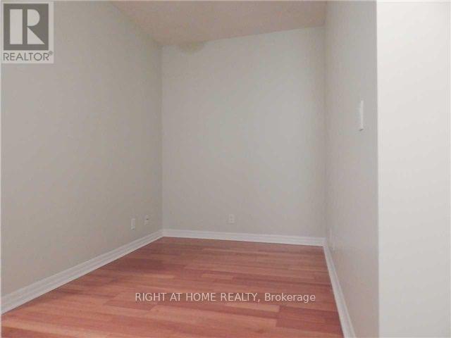 1810 - 220 Burnhamthorpe Road W, Mississauga, Ontario  L5B 3Y5 - Photo 5 - W12762572