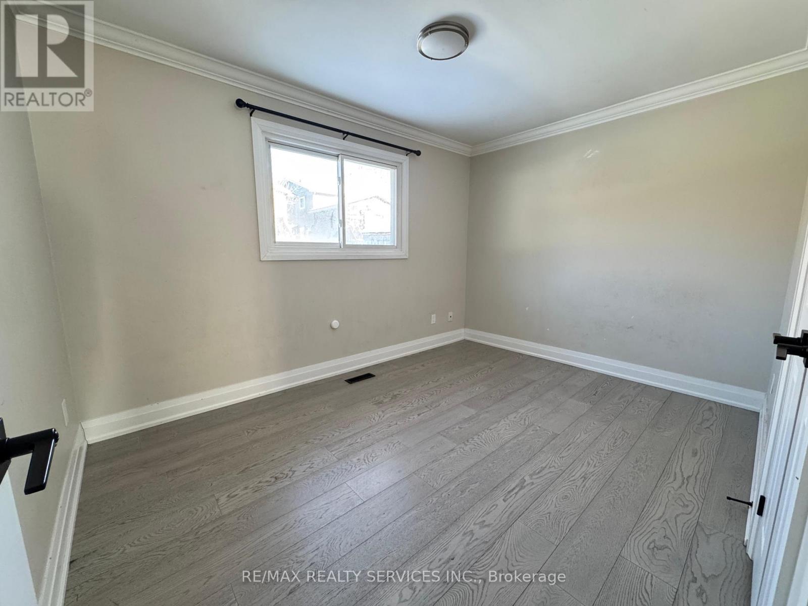 (Main Floor) - 52 Centre Street E, Brampton, Ontario  L6V 1T2 - Photo 10 - W12762574