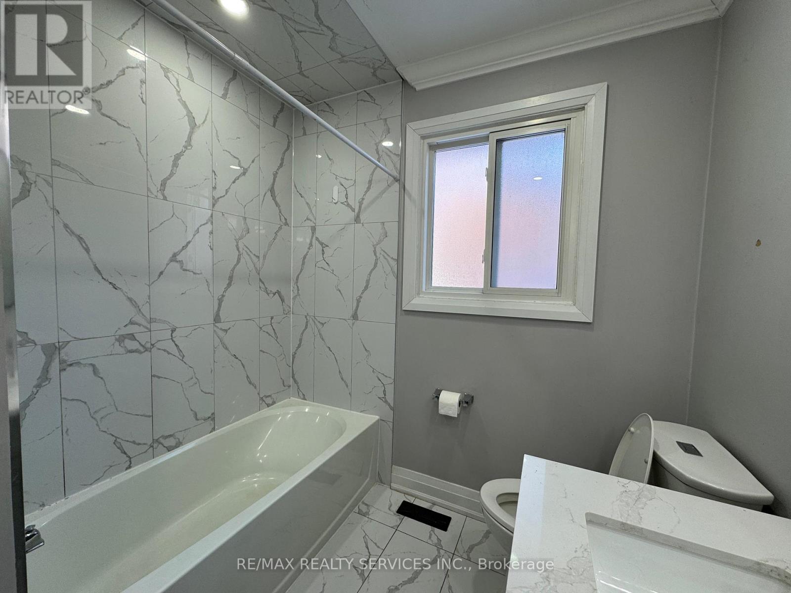 (Main Floor) - 52 Centre Street E, Brampton, Ontario  L6V 1T2 - Photo 11 - W12762574