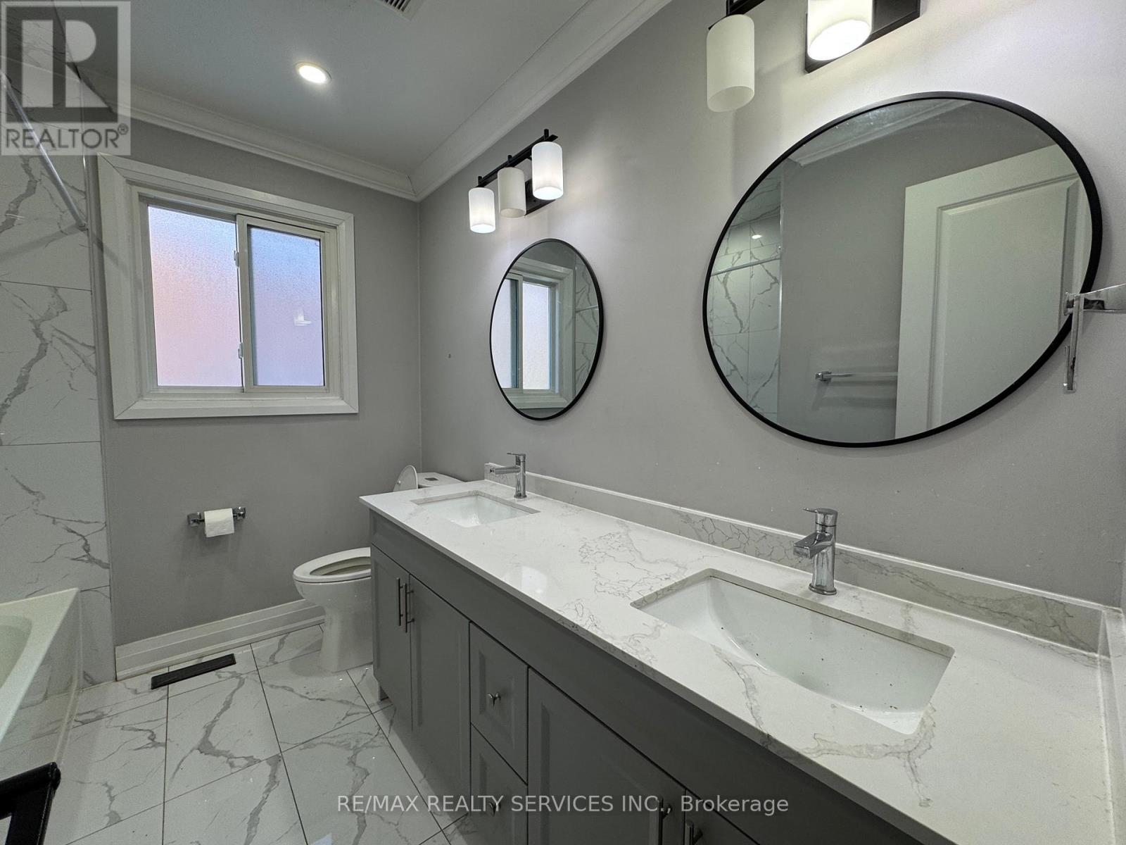 (Main Floor) - 52 Centre Street E, Brampton, Ontario  L6V 1T2 - Photo 13 - W12762574