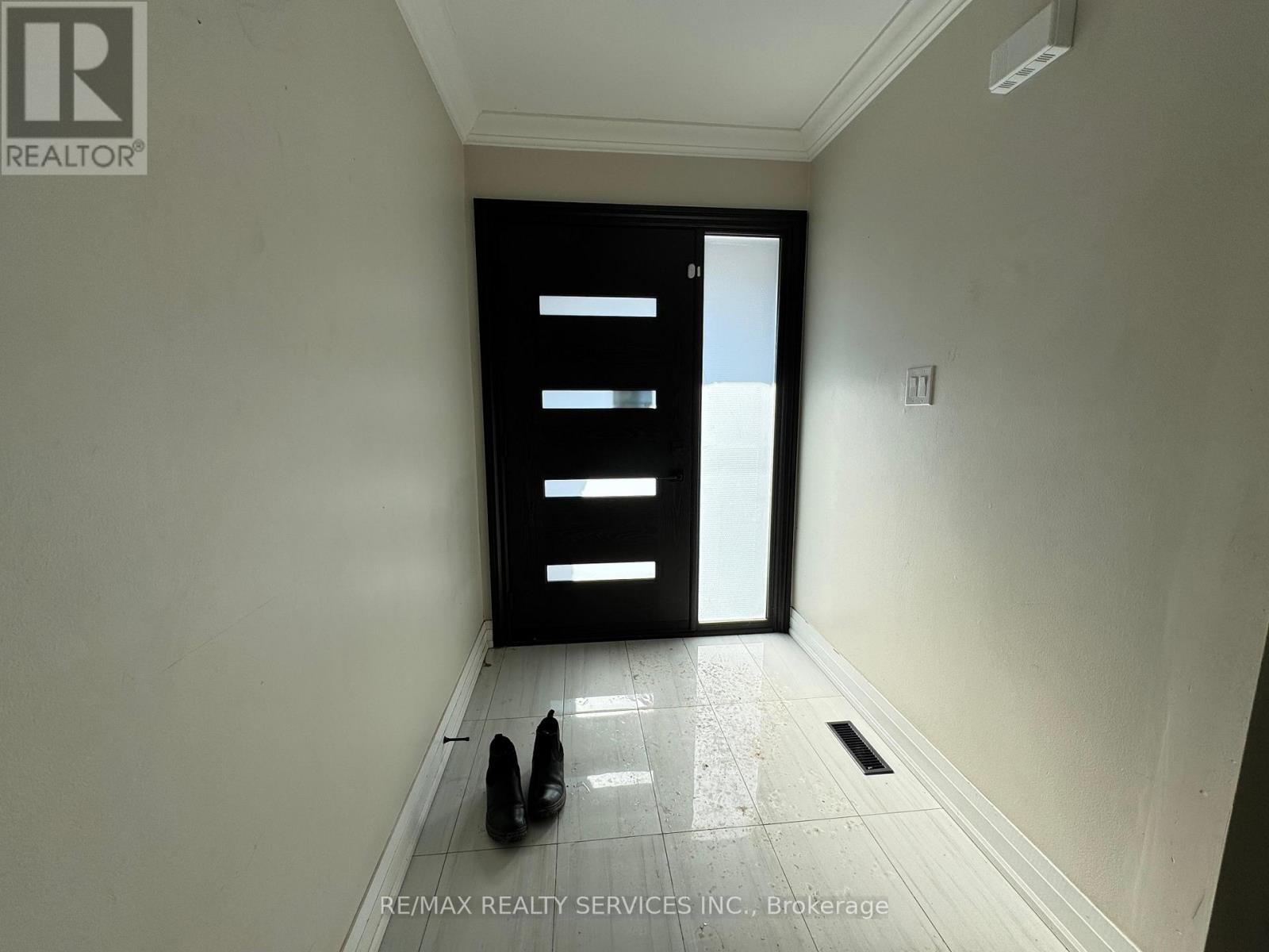 (Main Floor) - 52 Centre Street E, Brampton, Ontario  L6V 1T2 - Photo 2 - W12762574