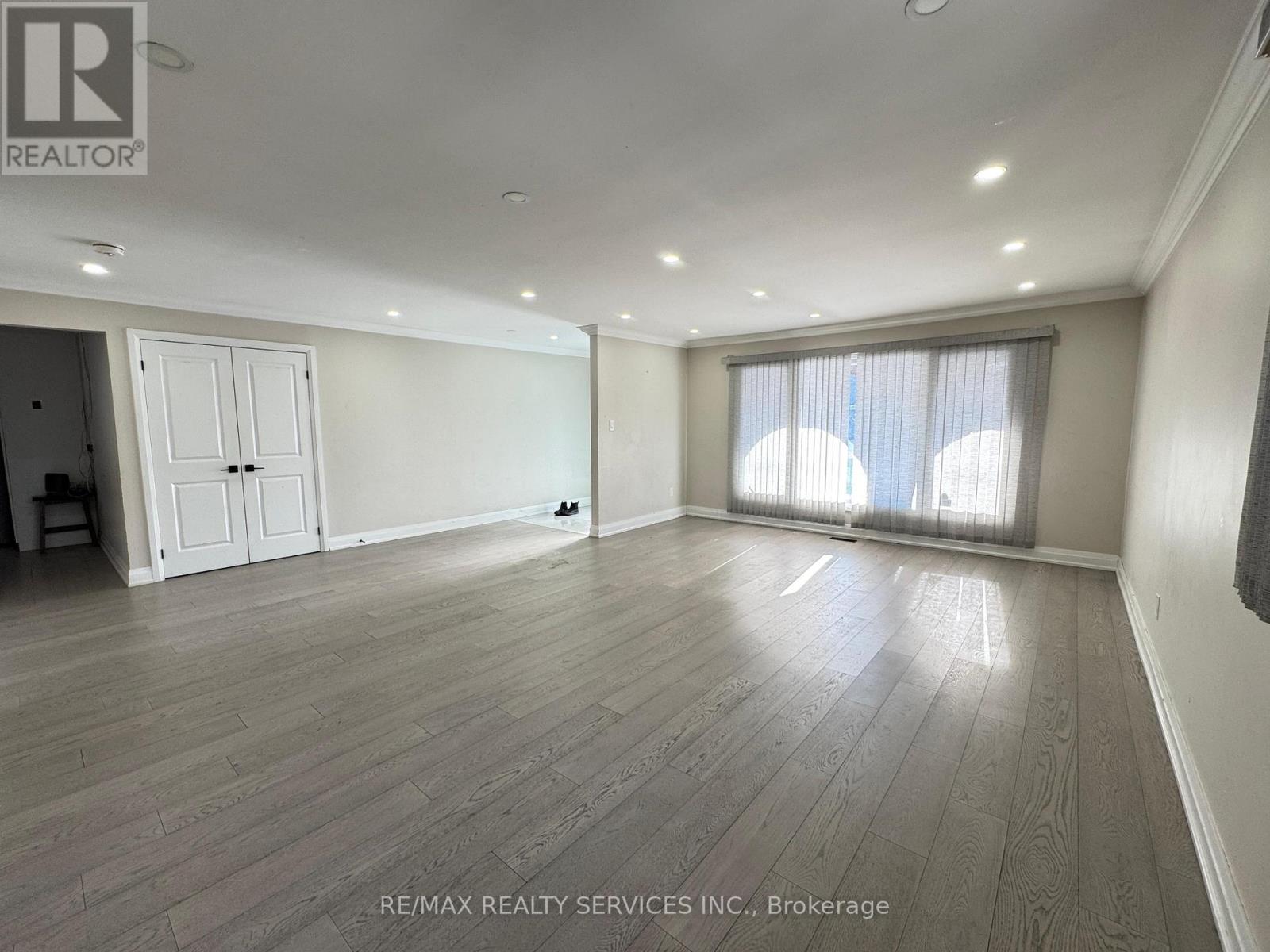 (Main Floor) - 52 Centre Street E, Brampton, Ontario  L6V 1T2 - Photo 3 - W12762574