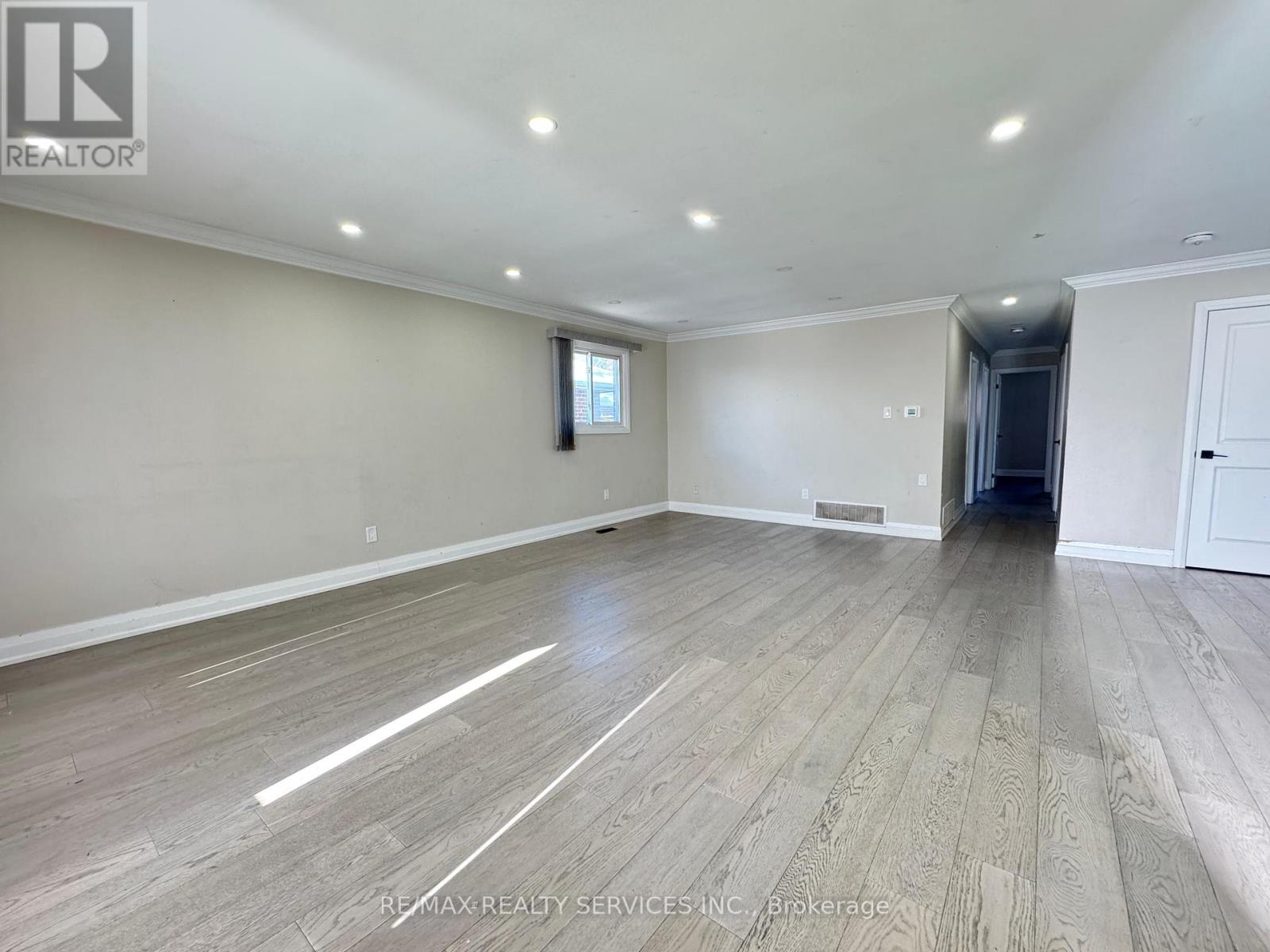 (Main Floor) - 52 Centre Street E, Brampton, Ontario  L6V 1T2 - Photo 4 - W12762574