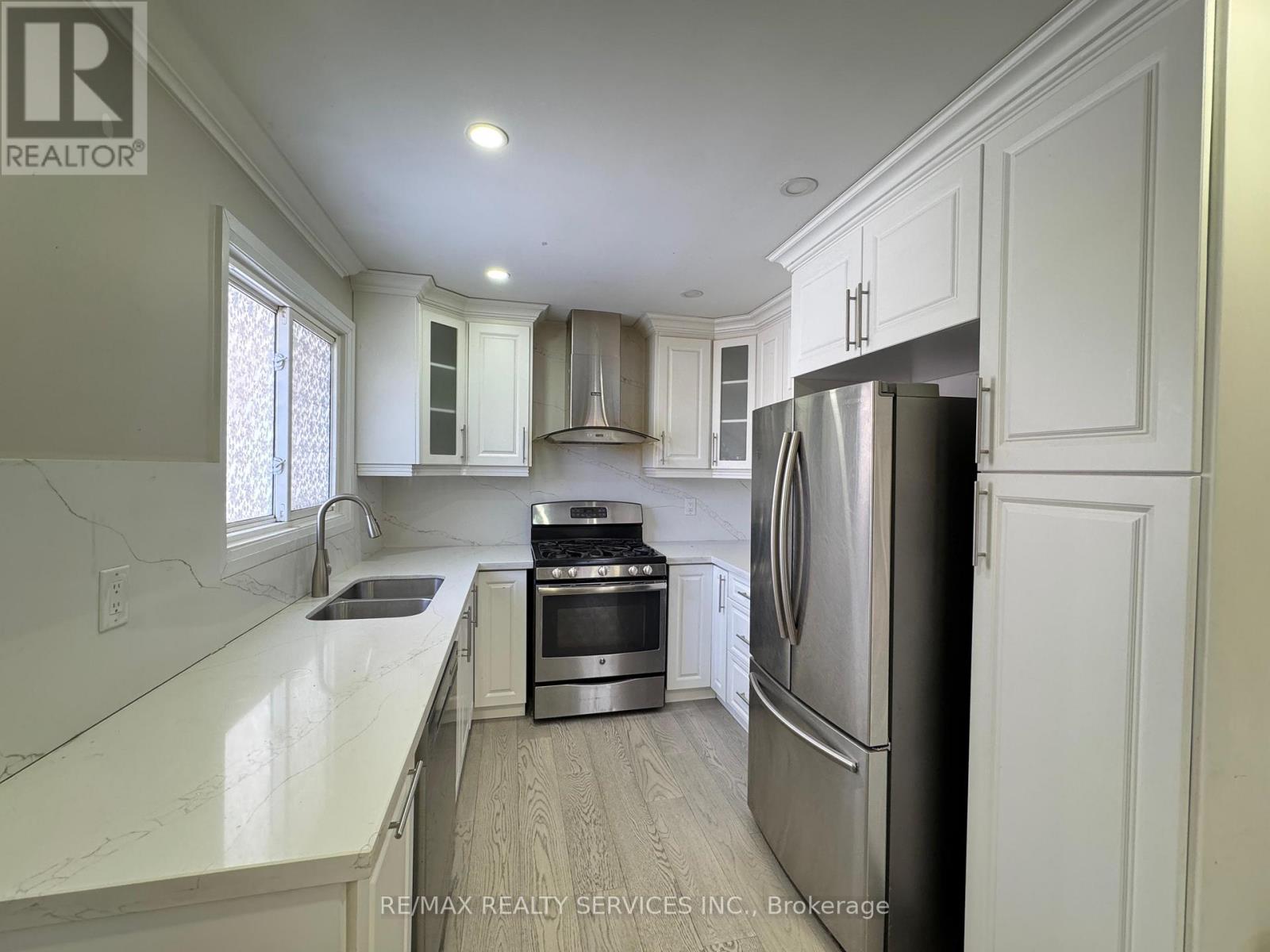 (Main Floor) - 52 Centre Street E, Brampton, Ontario  L6V 1T2 - Photo 5 - W12762574