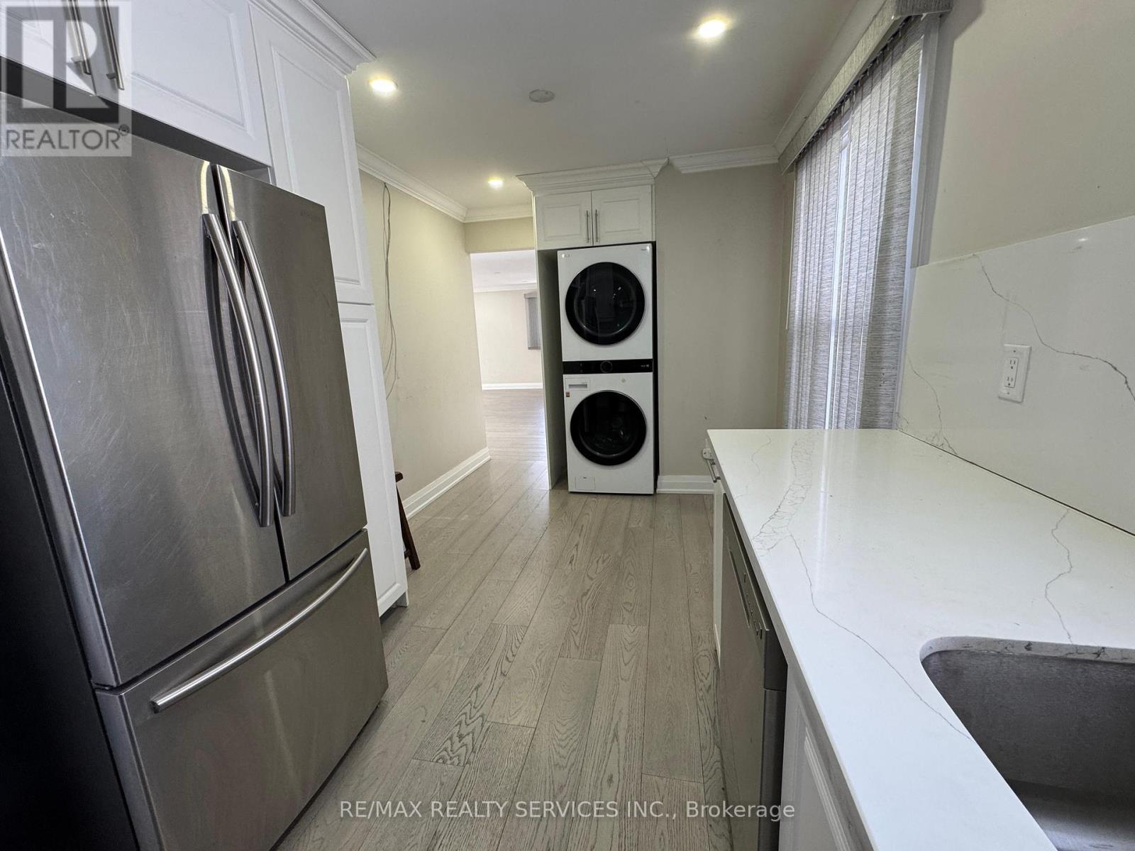 (Main Floor) - 52 Centre Street E, Brampton, Ontario  L6V 1T2 - Photo 6 - W12762574