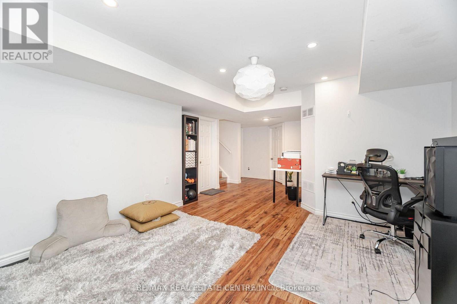 351 Holmes Crescent, Milton, Ontario  L9T 0T4 - Photo 5 - W12762586