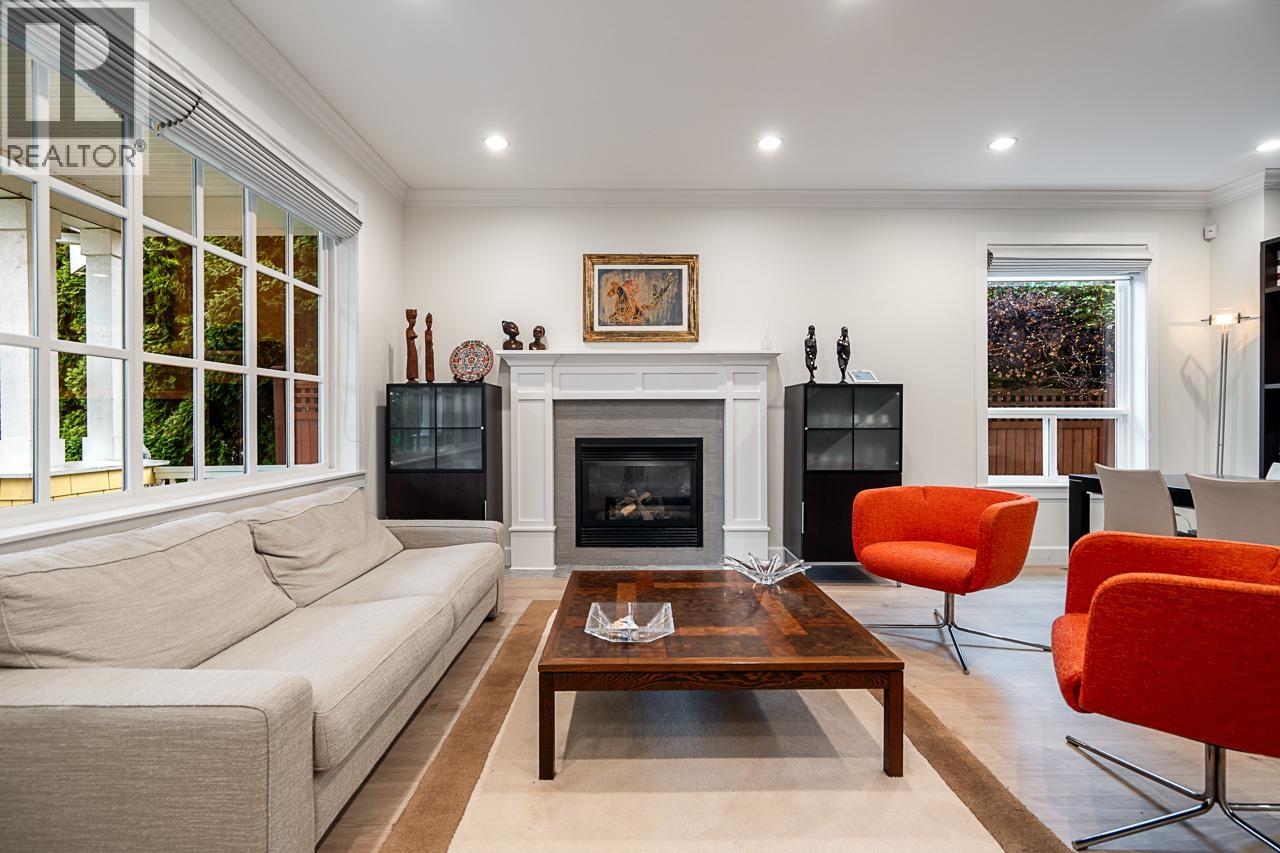 359 E 13th Street, North Vancouver, British Columbia  V7L 2L8 - Photo 4 - R3086979