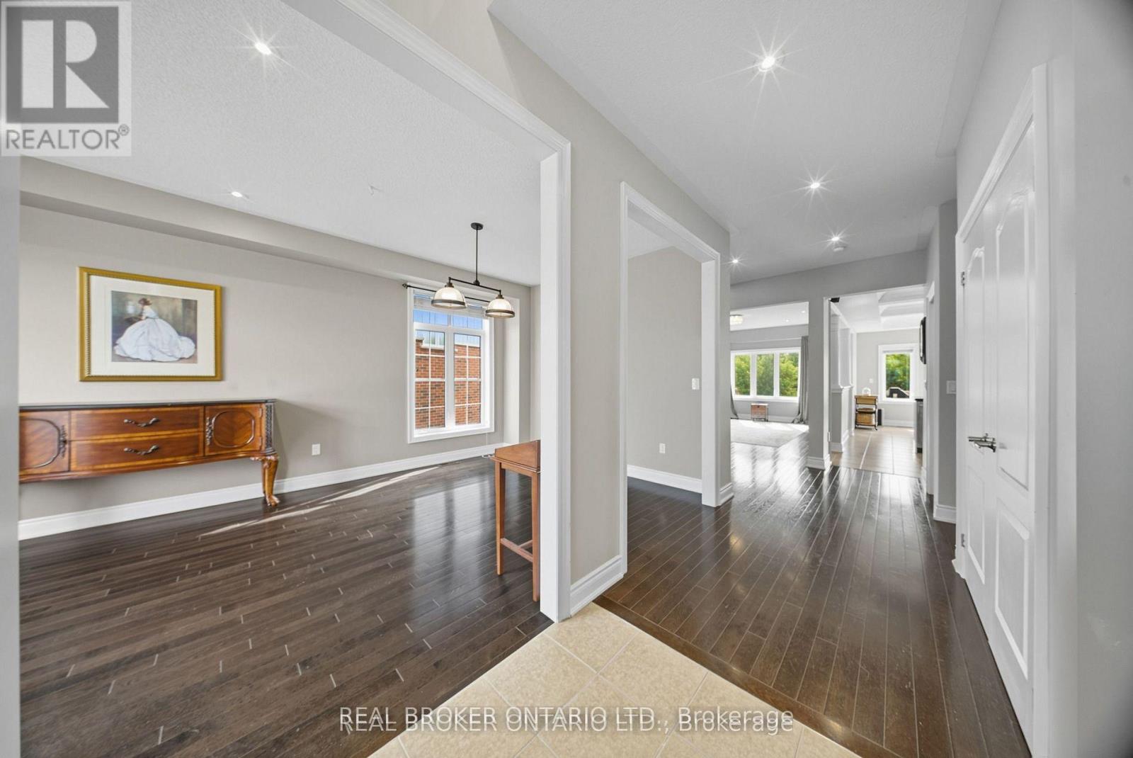 203 Gold Park Gate, Essa, Ontario  L3W 0B5 - Photo 4 - N12762654