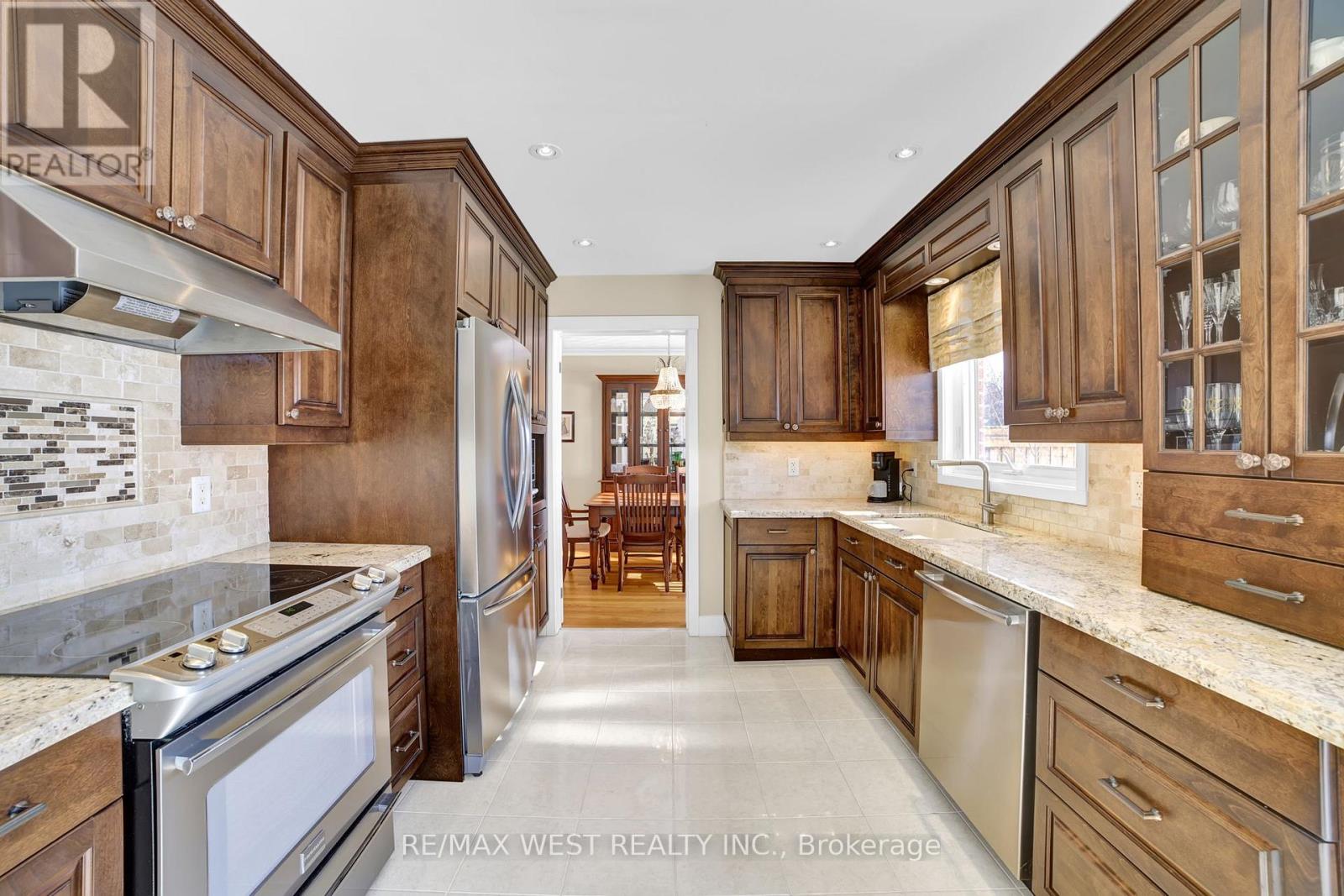 306 Pinegrove Road, Oakville, Ontario  L6K 3P9 - Photo 4 - W12762662