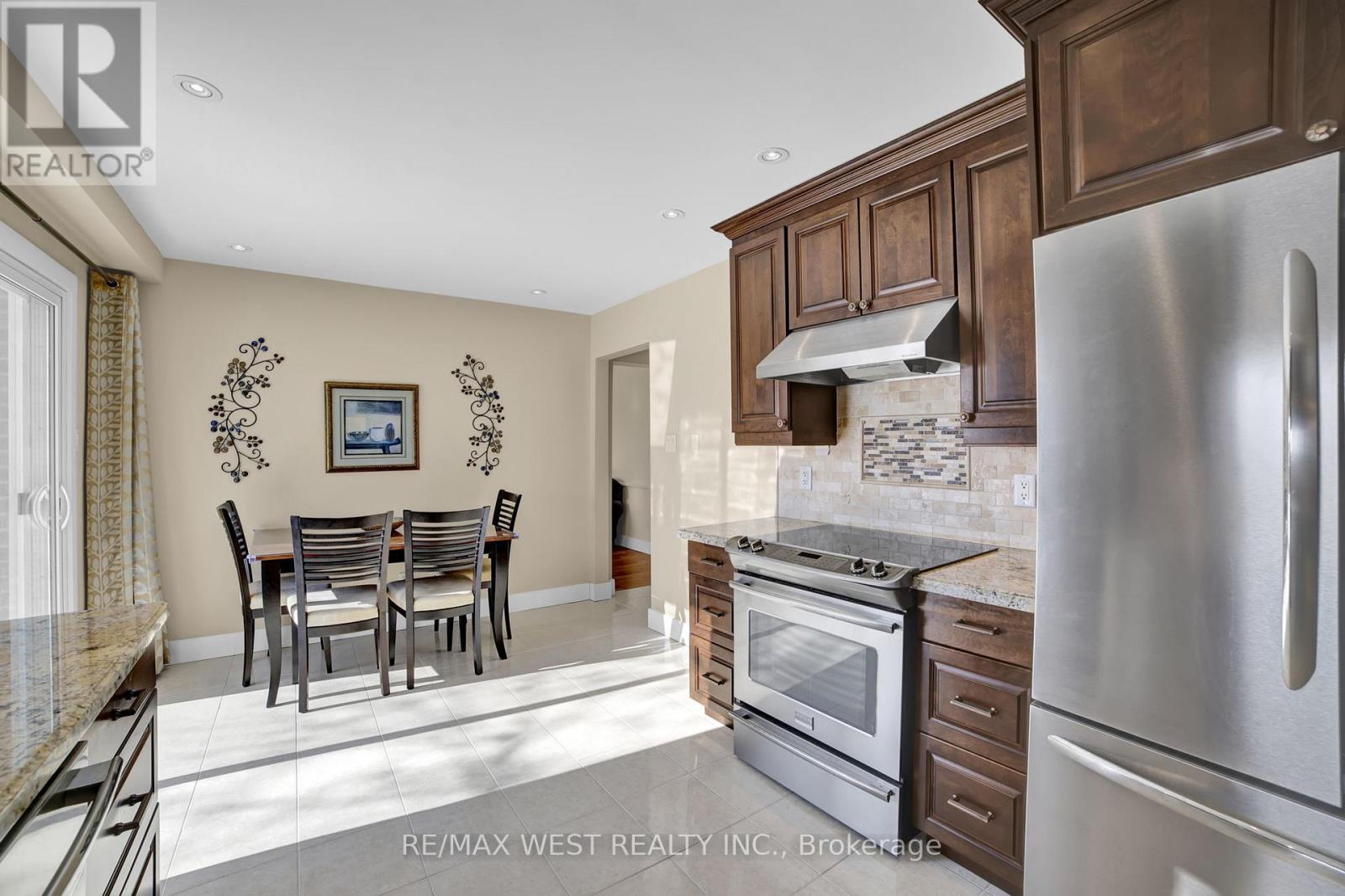 306 Pinegrove Road, Oakville, Ontario  L6K 3P9 - Photo 5 - W12762662