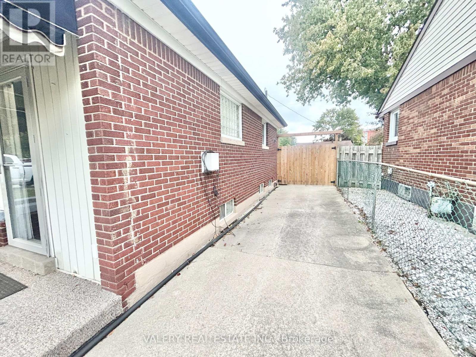Main - 3843 Hillcrest Boulevard, Windsor, Ontario  N9C 2E4 - Photo 16 - X12762646