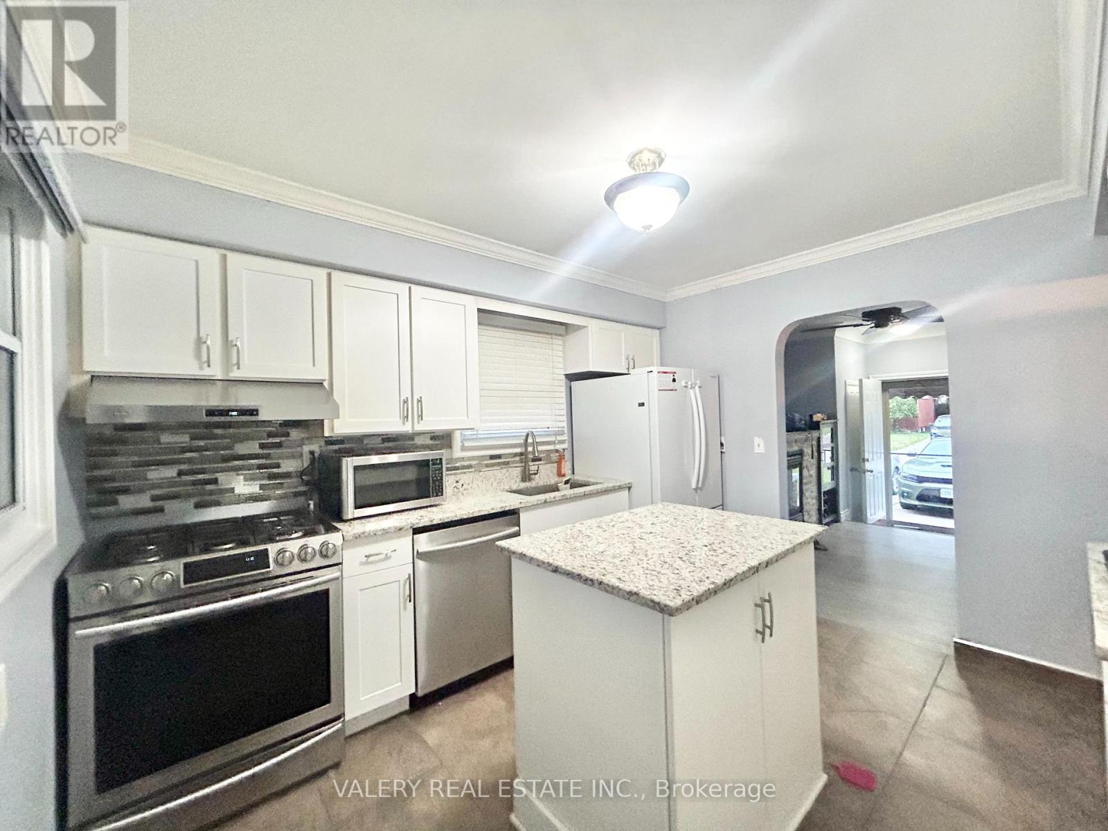 Main - 3843 Hillcrest Boulevard, Windsor, Ontario  N9C 2E4 - Photo 2 - X12762646