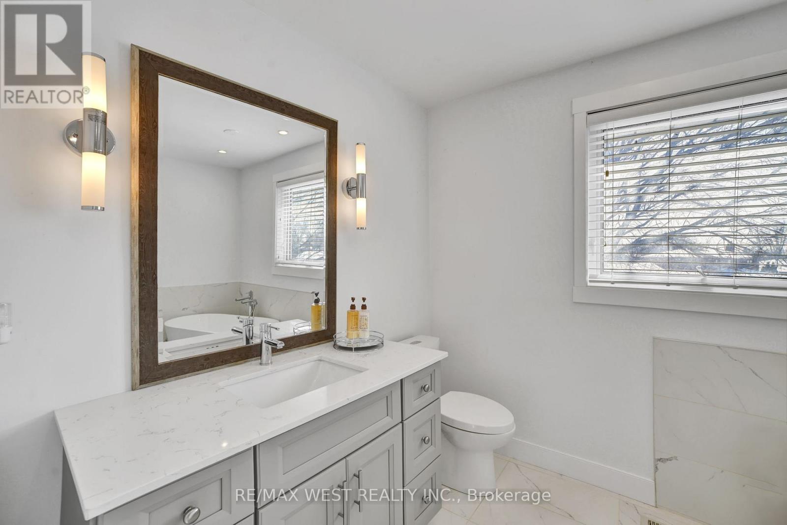 306 Pinegrove Road, Oakville, Ontario  L6K 3P9 - Photo 10 - W12762662