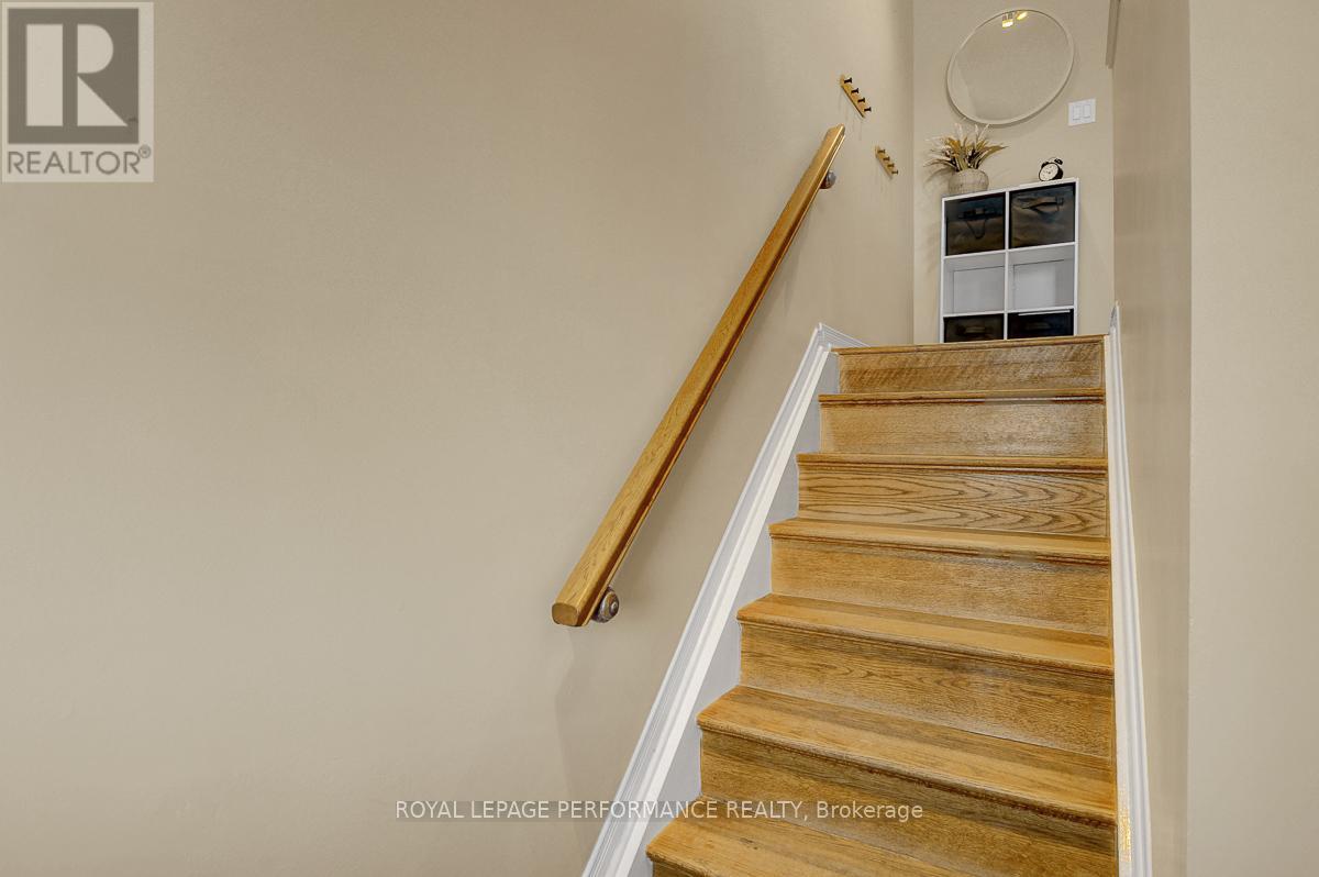 95 Manhattan Crescent, Ottawa, Ontario  K2C 4B7 - Photo 4 - X12762824