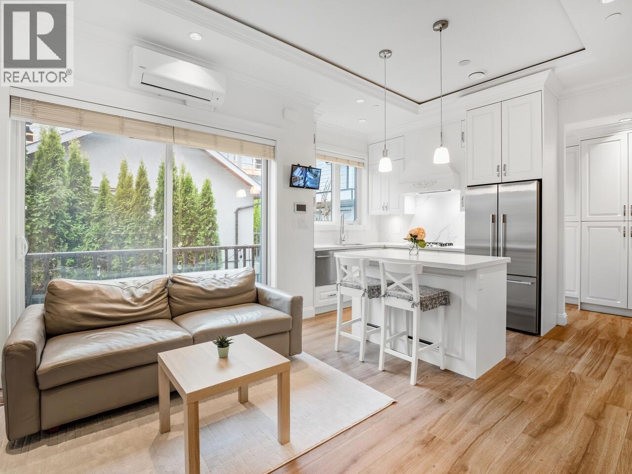 Listing Picture 2 of 21 : 5095 MOSS STREET, Vancouver / 溫哥華 - 魯藝地產 Yvonne Lu Group - MLS Medallion Club Member