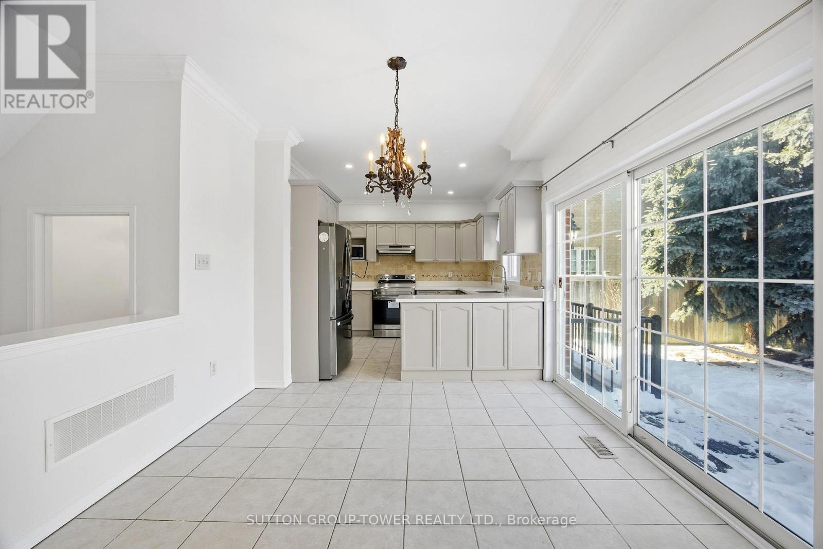 Main Floor - 11 Welbourne Court, Ajax, Ontario  L1T 4Y9 - Photo 10 - E12762934