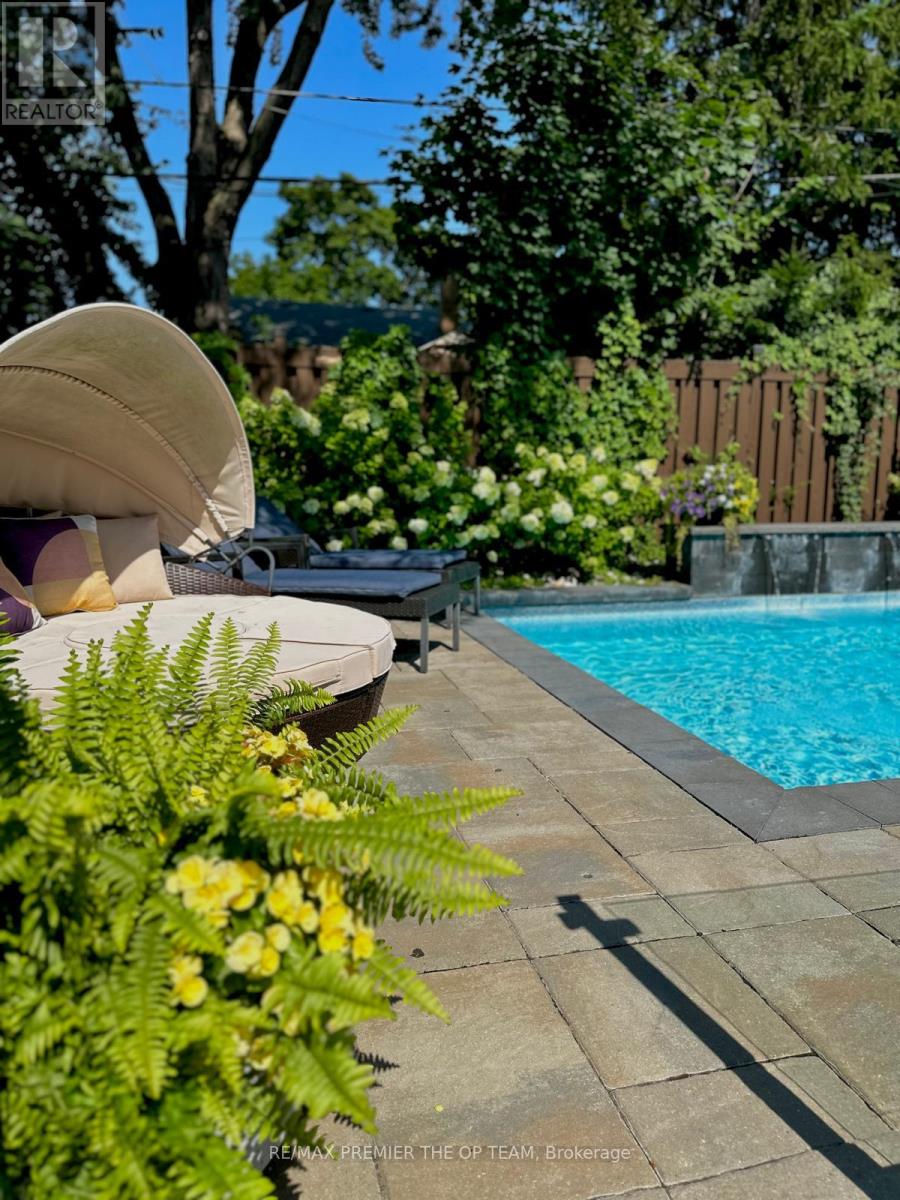 5 Storey Crescent, Toronto, Ontario  M9B 3C7 - Photo 34 - W12762766