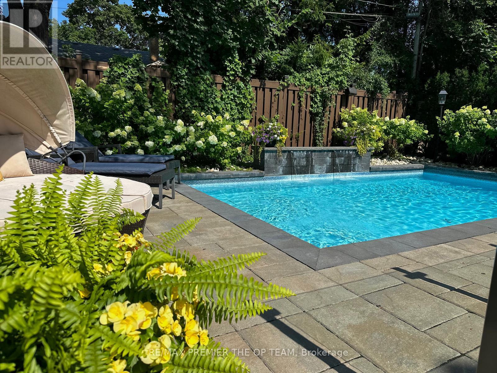 5 Storey Crescent, Toronto, Ontario  M9B 3C7 - Photo 35 - W12762766