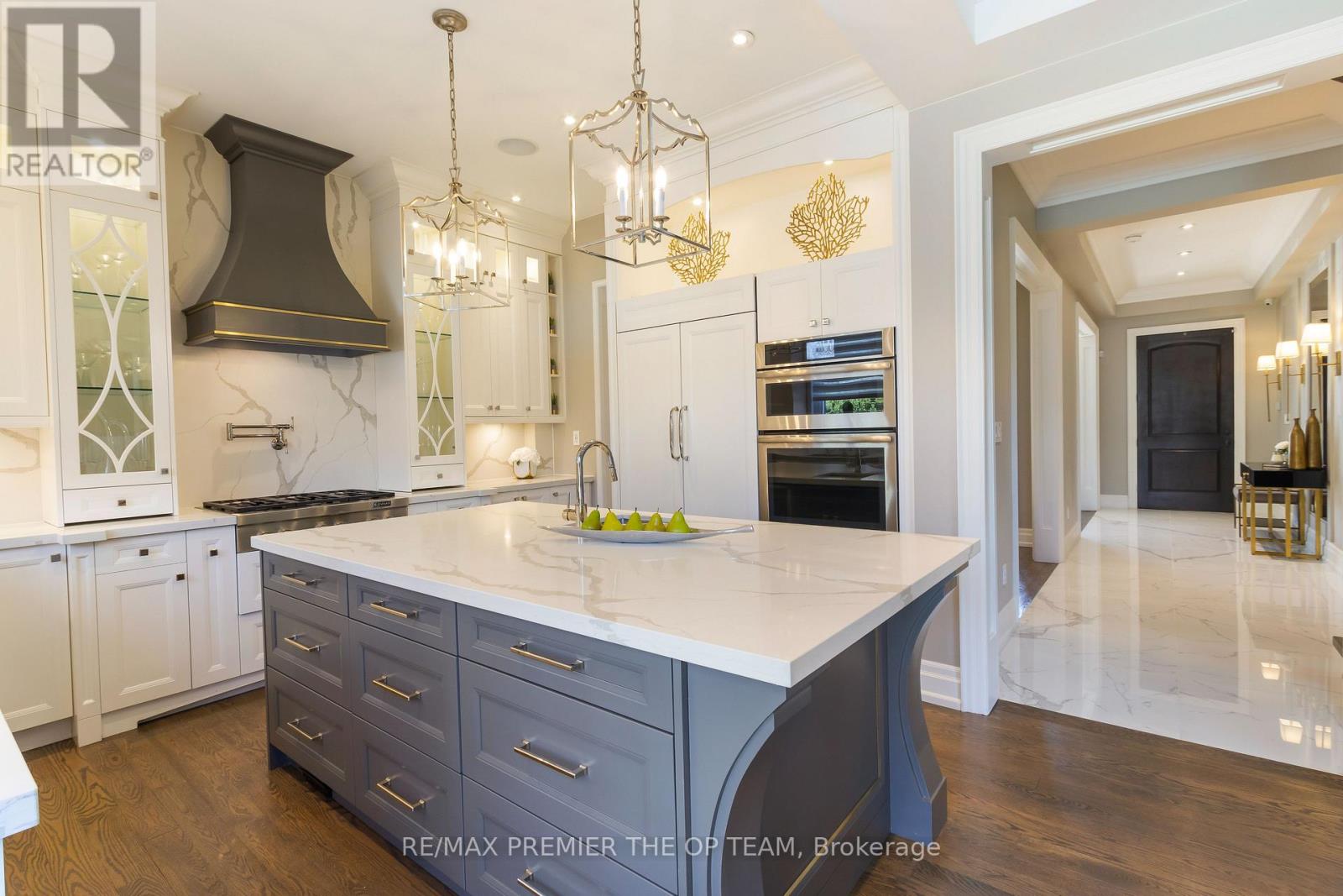 5 Storey Crescent, Toronto, Ontario  M9B 3C7 - Photo 7 - W12762766