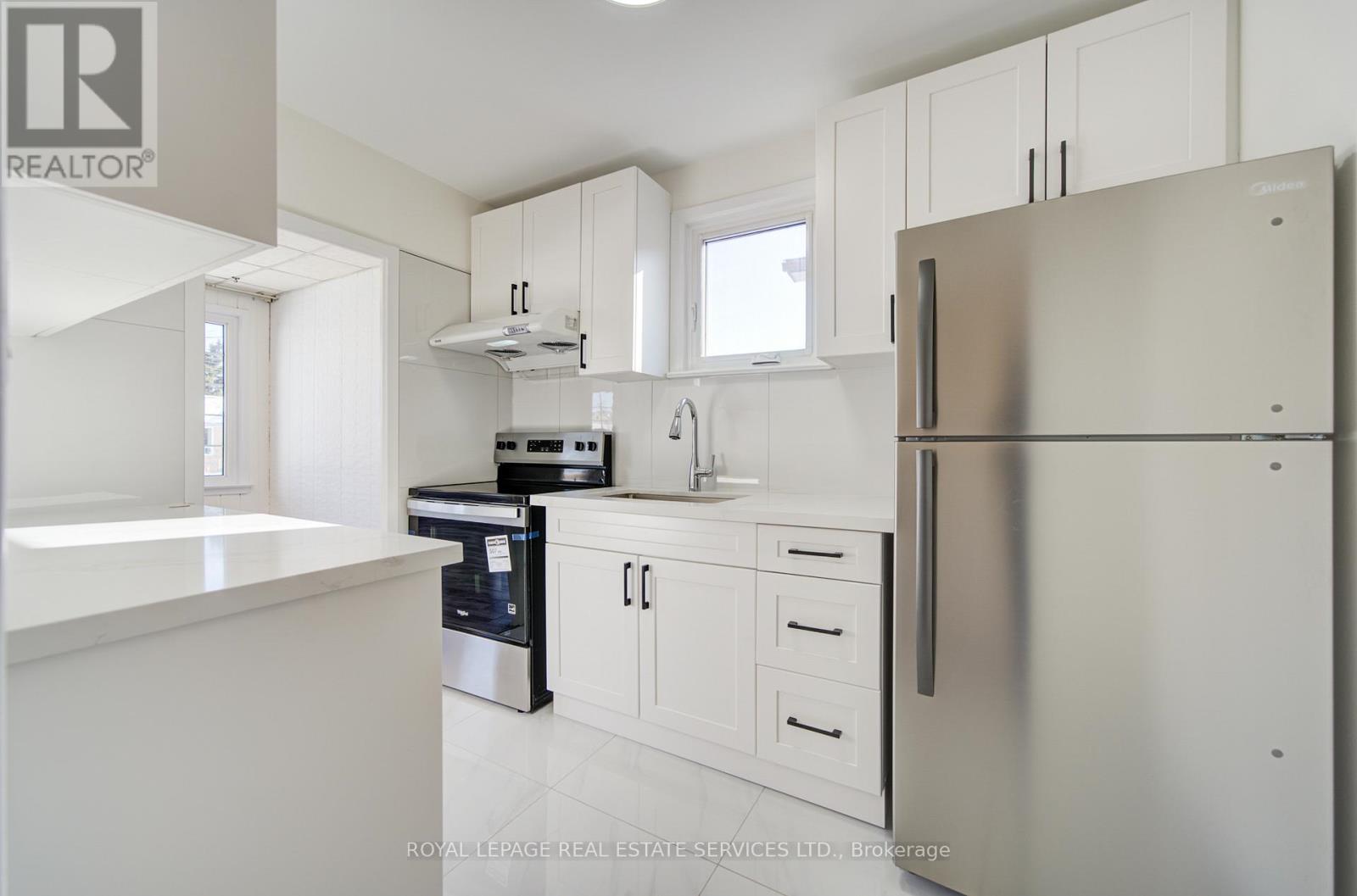 1054 East Avenue, Mississauga, Ontario  L5E 1W9 - Photo 12 - W12762854