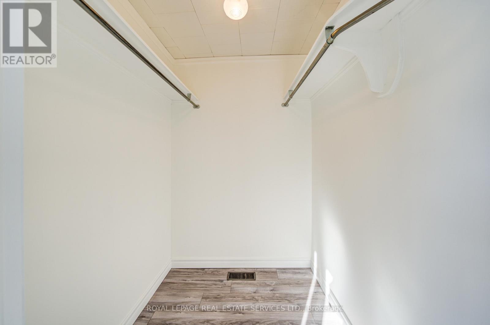 1054 East Avenue, Mississauga, Ontario  L5E 1W9 - Photo 17 - W12762854