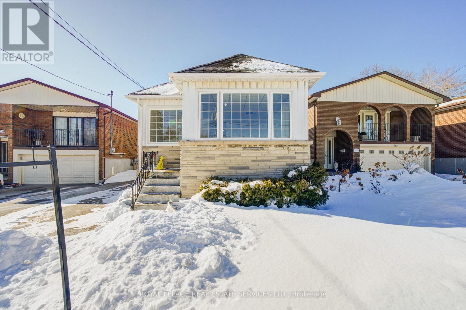 1054 East Avenue, Mississauga, Ontario  L5E 1W9 - Photo 2 - W12762854