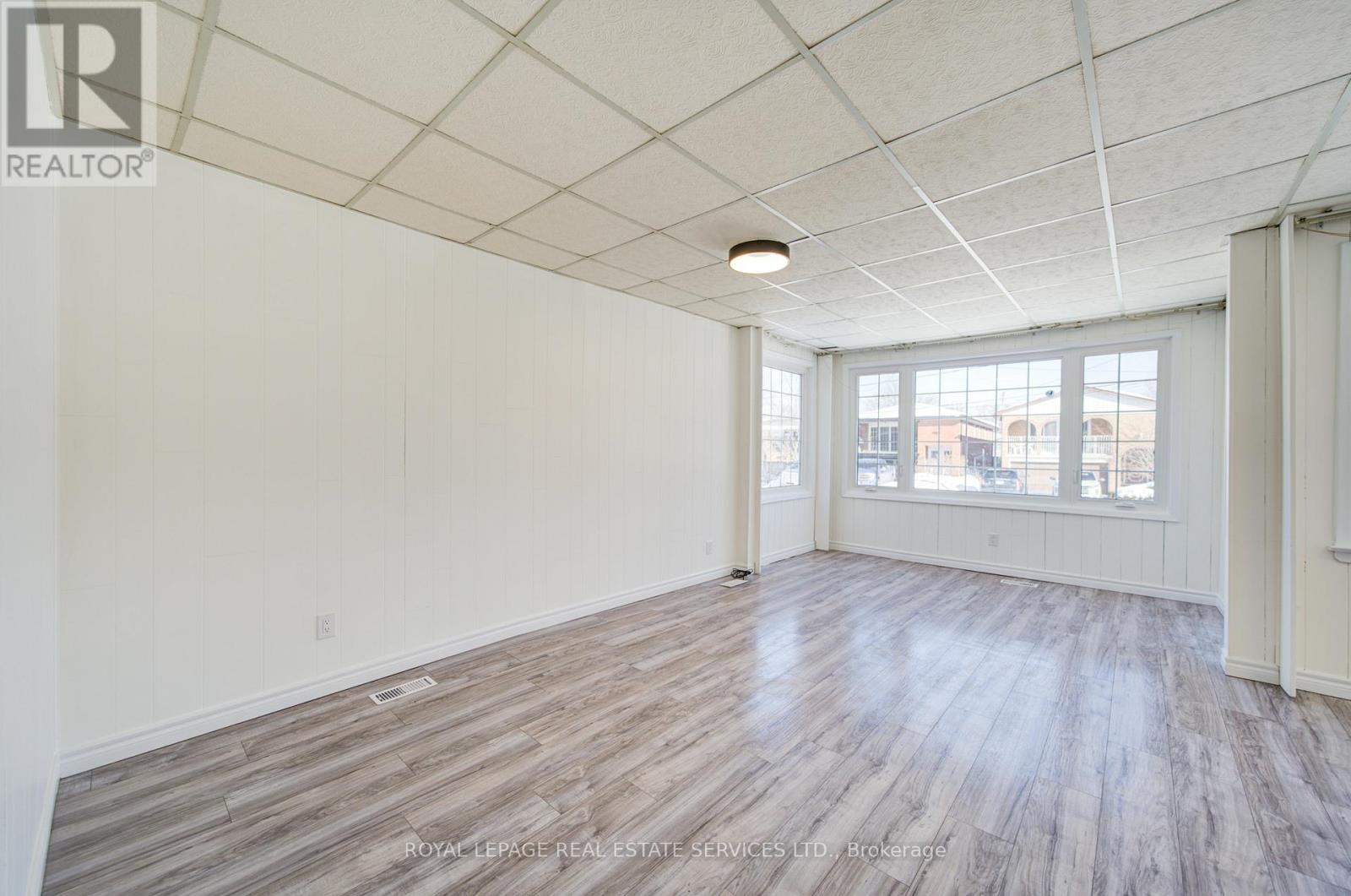 1054 East Avenue, Mississauga, Ontario  L5E 1W9 - Photo 9 - W12762854